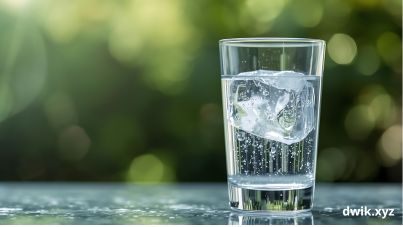 ilustrasi gelas kosong diisi air dan es